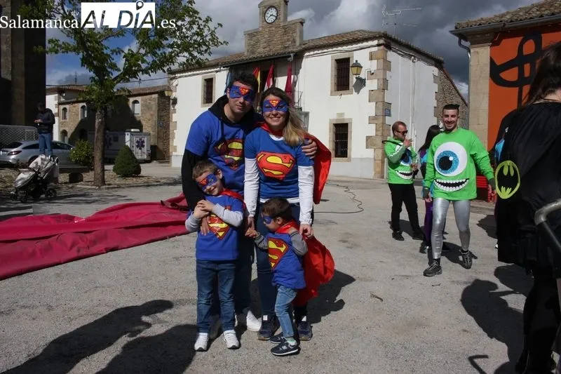 Las peñas llena de colorido la plaza de Yecla de Yeltes 