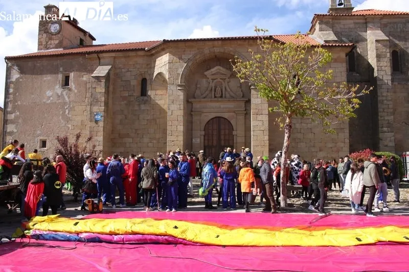 Las peñas llena de colorido la plaza de Yecla de Yeltes 