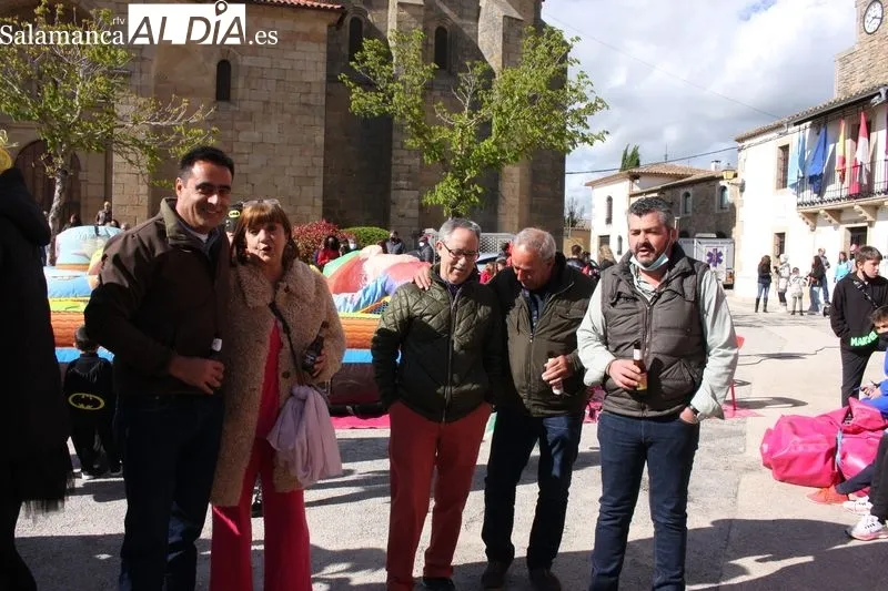Las peñas llena de colorido la plaza de Yecla de Yeltes 
