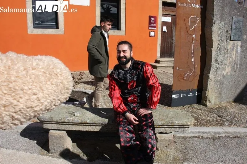 Las peñas llenan de colorido la plaza de Yecla de Yeltes 