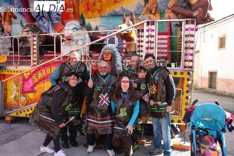 Las peñas llenan de colorido la plaza de Yecla de Yeltes 