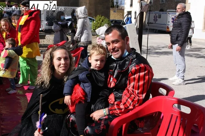 Las peñas llenan de colorido la plaza de Yecla de Yeltes 