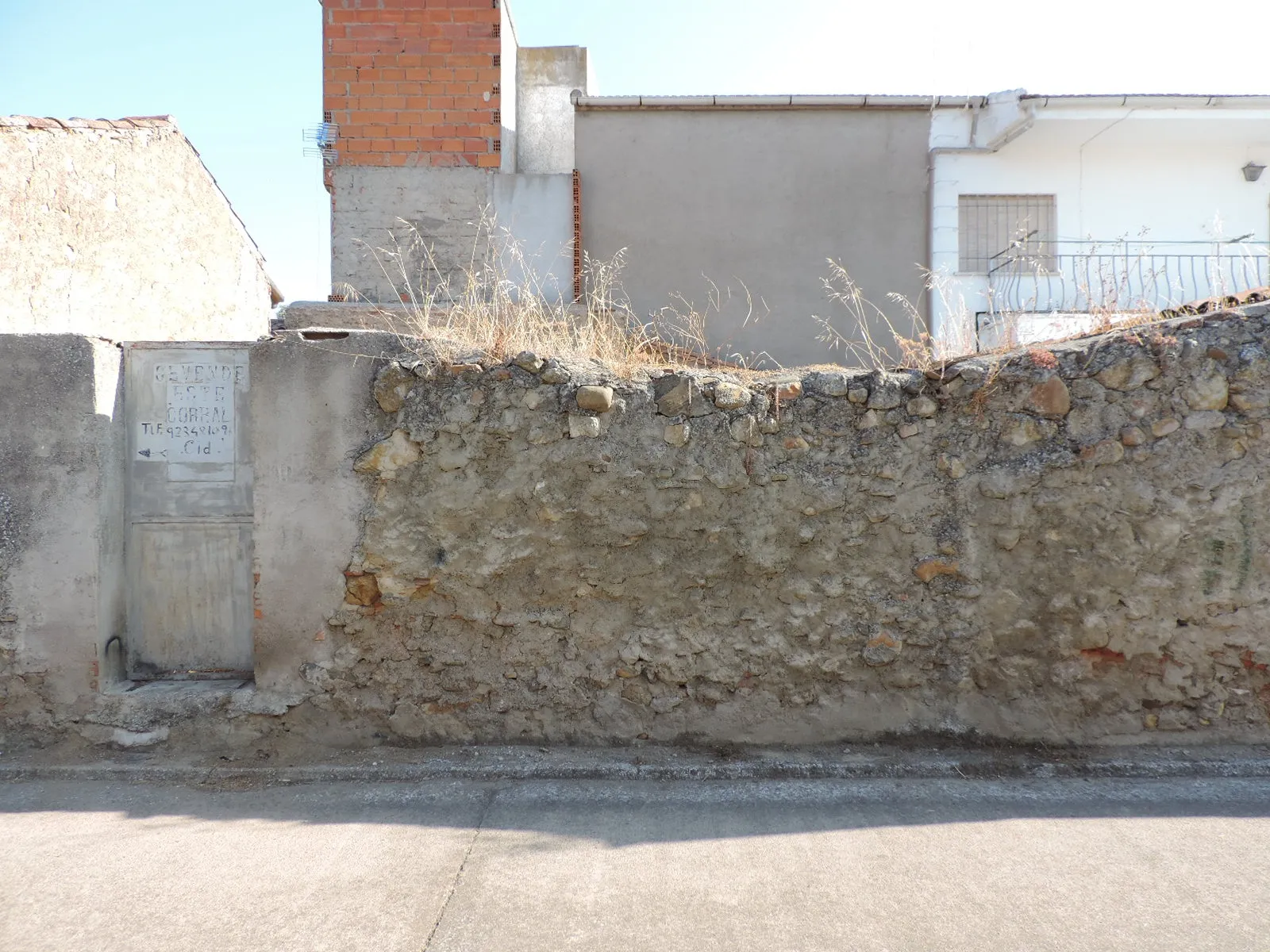 Foto 3 - El Ayuntamiento pone en el mercado una vivienda, una cuadra, una casa con corral y un local comercial