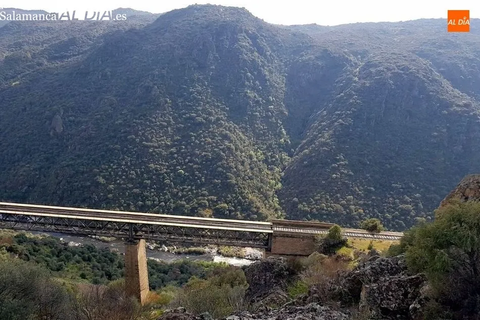 La vía férrea discurre por impresionantes túneles y puentes