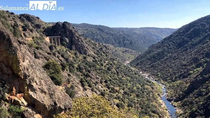 La vía férrea discurre por impresionantes túneles y puentes