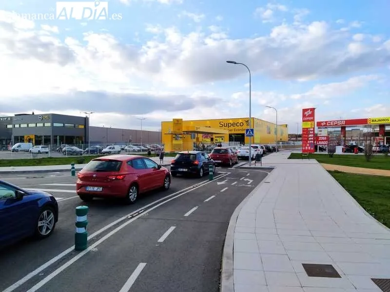 Foto 2 - Colas en algunas gasolineras salmantinas y problemas inform&aacute;ticos por el descuento de los carburantes 