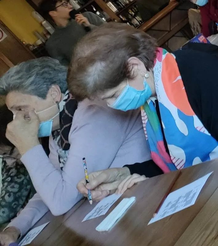 Foto 5 - Lleno en el bingo a favor de Ucrania organizado por la Asociaci&oacute;n Damajuanas