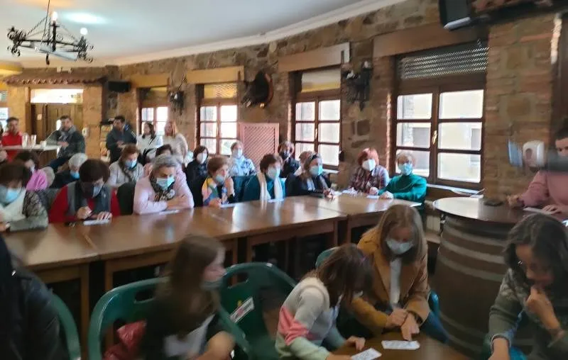 Foto 4 - Lleno en el bingo a favor de Ucrania organizado por la Asociaci&oacute;n Damajuanas