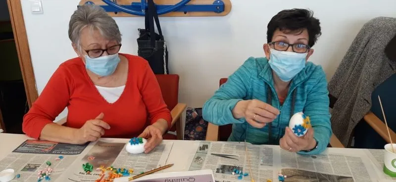 Foto 3 - Los mayores de Santa Marta crean sus propios huevos de Pascua con un taller de "quilling"