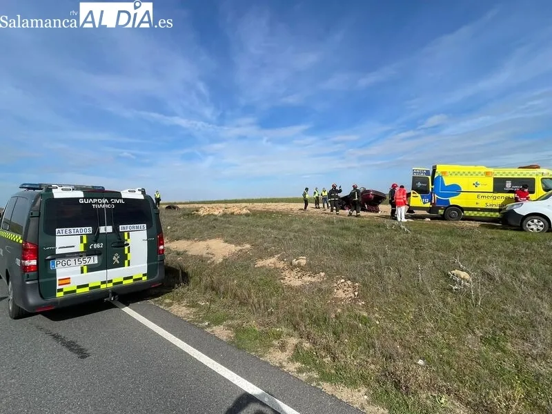Foto 2 - Accidente de tr&aacute;fico en Cantalpino con una mujer y un menor heridos