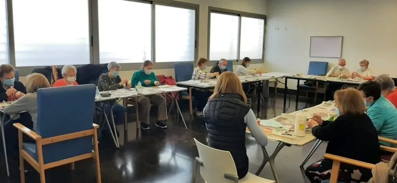 Foto 2 - Los mayores de Santa Marta crean sus propios huevos de Pascua con un taller de "quilling"
