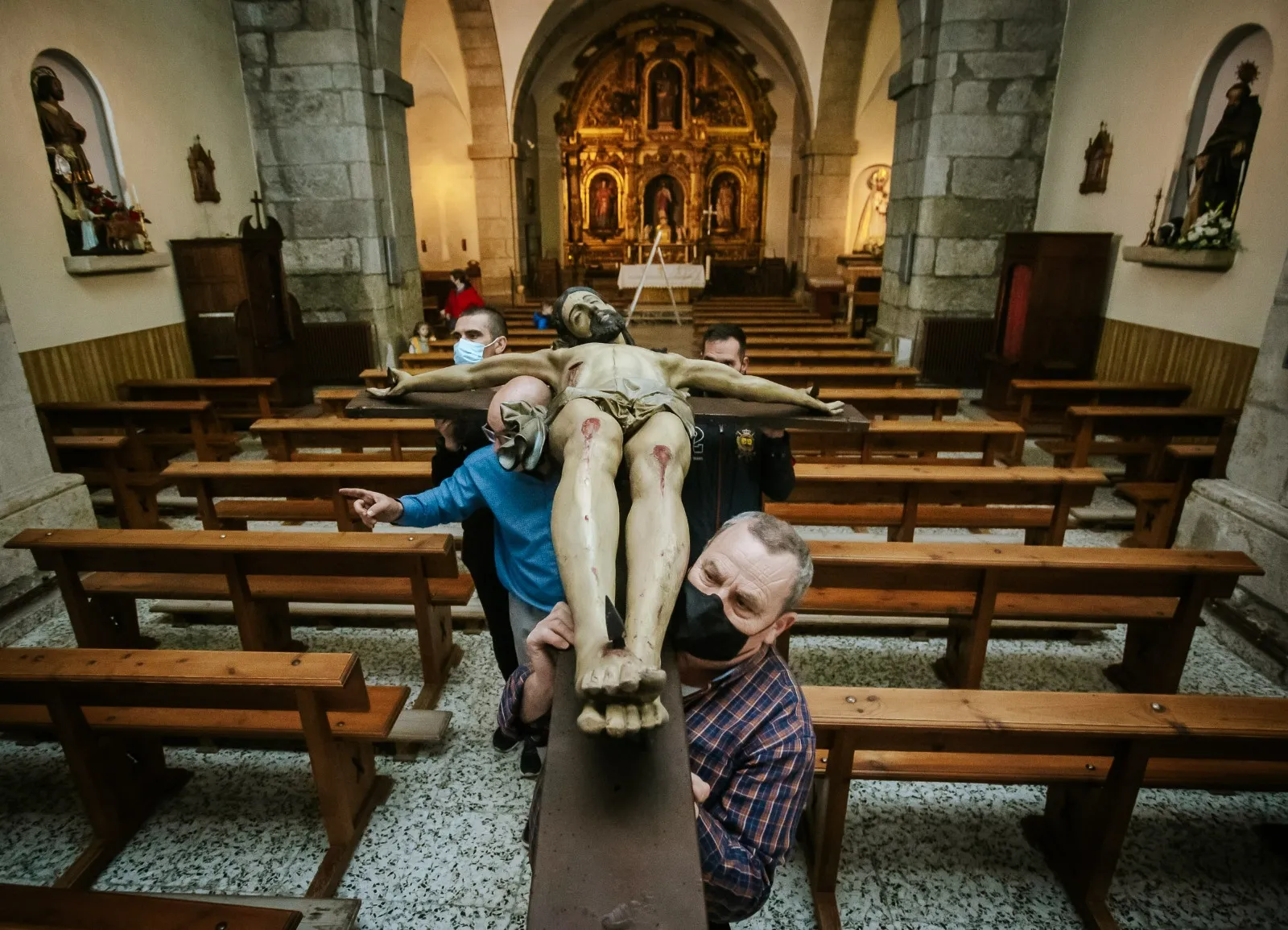 Foto 2 - San Andr&eacute;s baja a su Cristo Bendito para mantener un encuentro con &eacute;l este Viernes