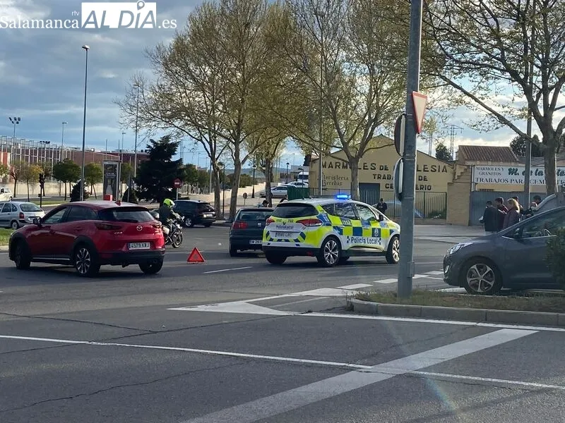 Accidente en la rotonda del cementerio en el que se han visto implicados un turismo y una bicicleta. Fotos: Vanesa Martins