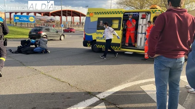 Accidente en la rotonda del cementerio en el que se han visto implicados un turismo y una bicicleta. Fotos: Vanesa Martins