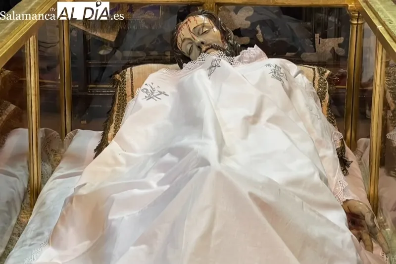 El rito del cambio de ropas al Santo Cristo de la Cama tenía lugar este sábado en la iglesia parroquial 