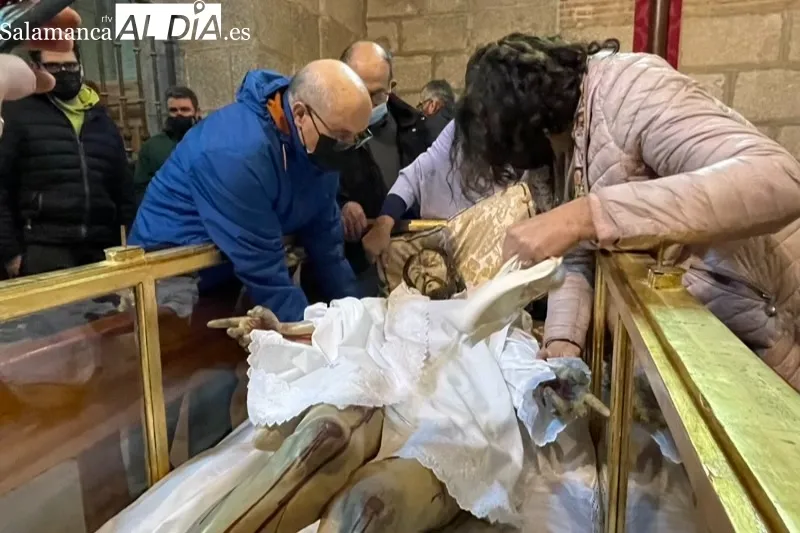 El rito del cambio de ropas al Santo Cristo de la Cama tenía lugar este sábado en la iglesia parroquial 