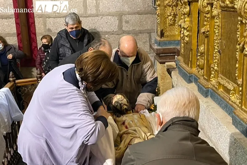 El rito del cambio de ropas al Santo Cristo de la Cama tenía lugar este sábado en la iglesia parroquial 