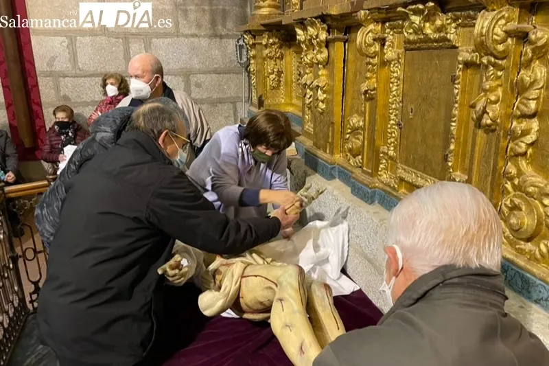 El rito del cambio de ropas al Santo Cristo de la Cama tenía lugar este sábado en la iglesia parroquial 