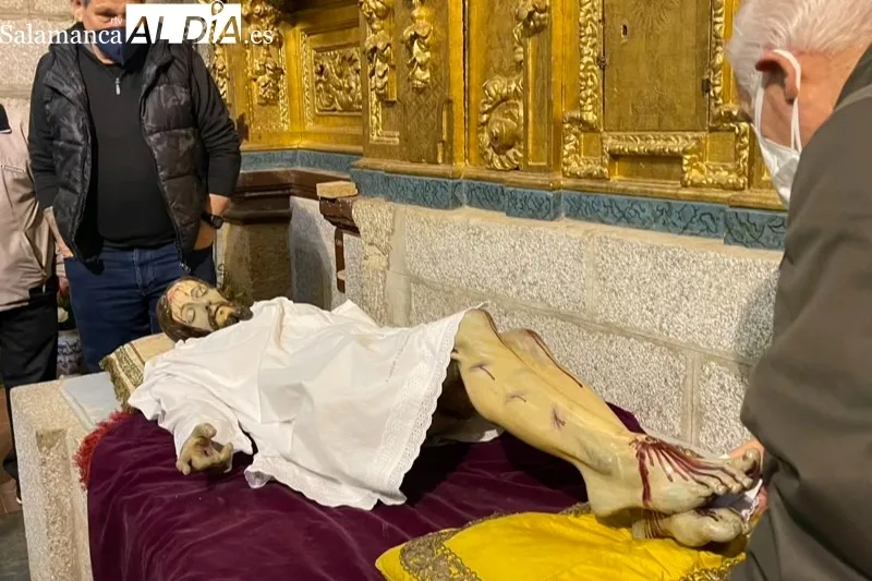 El rito del cambio de ropas al Santo Cristo de la Cama tenía lugar este sábado en la iglesia parroquial 