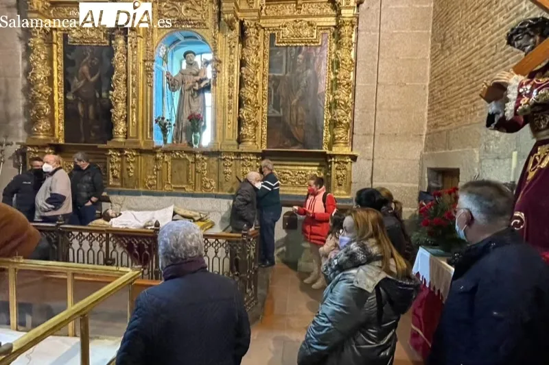 El rito del cambio de ropas al Santo Cristo de la Cama tenía lugar este sábado en la iglesia parroquial 