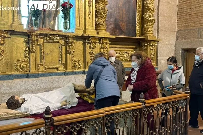 El rito del cambio de ropas al Santo Cristo de la Cama tenía lugar este sábado en la iglesia parroquial 
