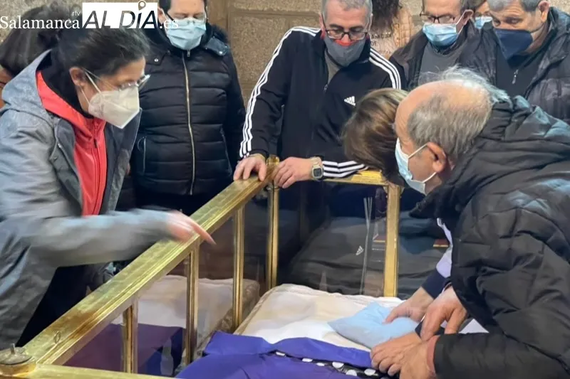 El rito del cambio de ropas al Santo Cristo de la Cama tenía lugar este sábado en la iglesia parroquial 