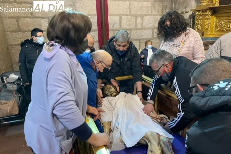 El rito del cambio de ropas al Santo Cristo de la Cama tenía lugar este sábado en la iglesia parroquial 