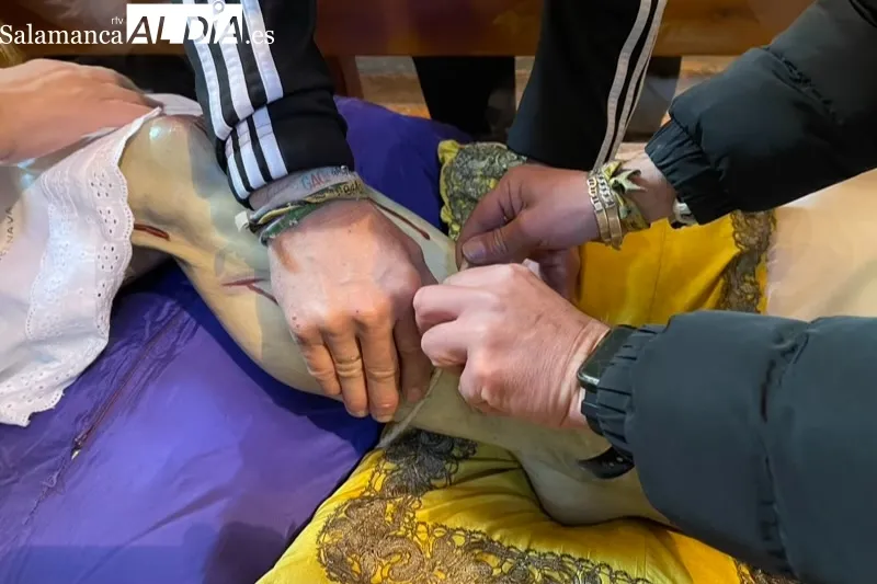 El rito del cambio de ropas al Santo Cristo de la Cama tenía lugar este sábado en la iglesia parroquial 