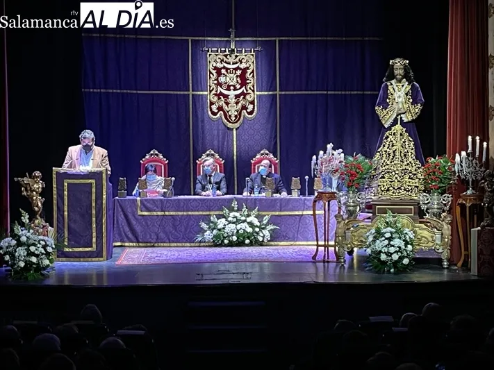 El Teatro Calderón acogía el pronunciamiento del pregón a cargo de Fernando García y la entrega de los galardones del Premio Nacional de Poesía