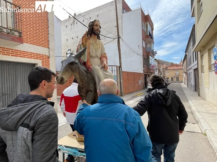 La imagen de Jesús en la Borriquilla se traslada hasta la iglesia parroquial para su preparación de cara al Domingo de Ramos