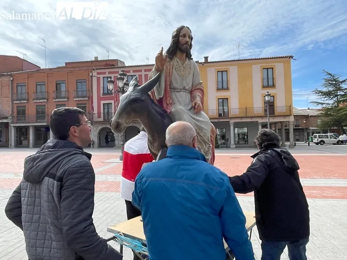 La imagen de Jesús en la Borriquilla se traslada hasta la iglesia parroquial para su preparación de cara al Domingo de Ramos