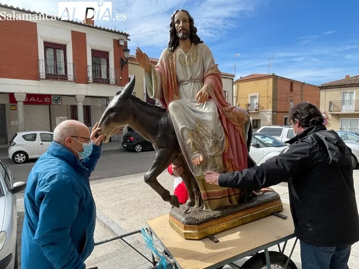 La imagen de Jesús en la Borriquilla se traslada hasta la iglesia parroquial para su preparación de cara al Domingo de Ramos