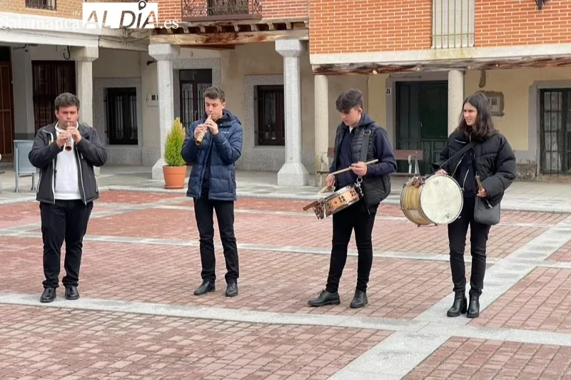 Los amigos de la capa de Santiago de la Puebla han celebrado este sábado su fiesta anual 