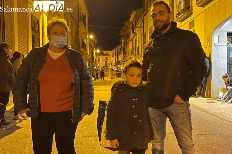 Foto 2 - La Penitencia Nazarena llena las calles de p&uacute;blico y oraci&oacute;n en la madrugada 