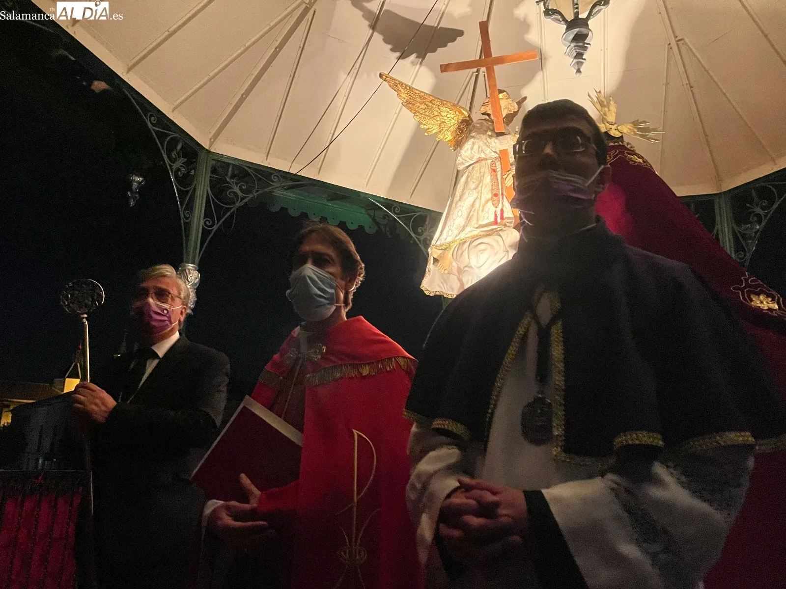 Foto 4 - El esperado Encuentro ha vuelto a la Plaza de Espa&ntilde;a este Jueves Santo, entre el silencio, la oscuridad y la oraci&oacute;n 