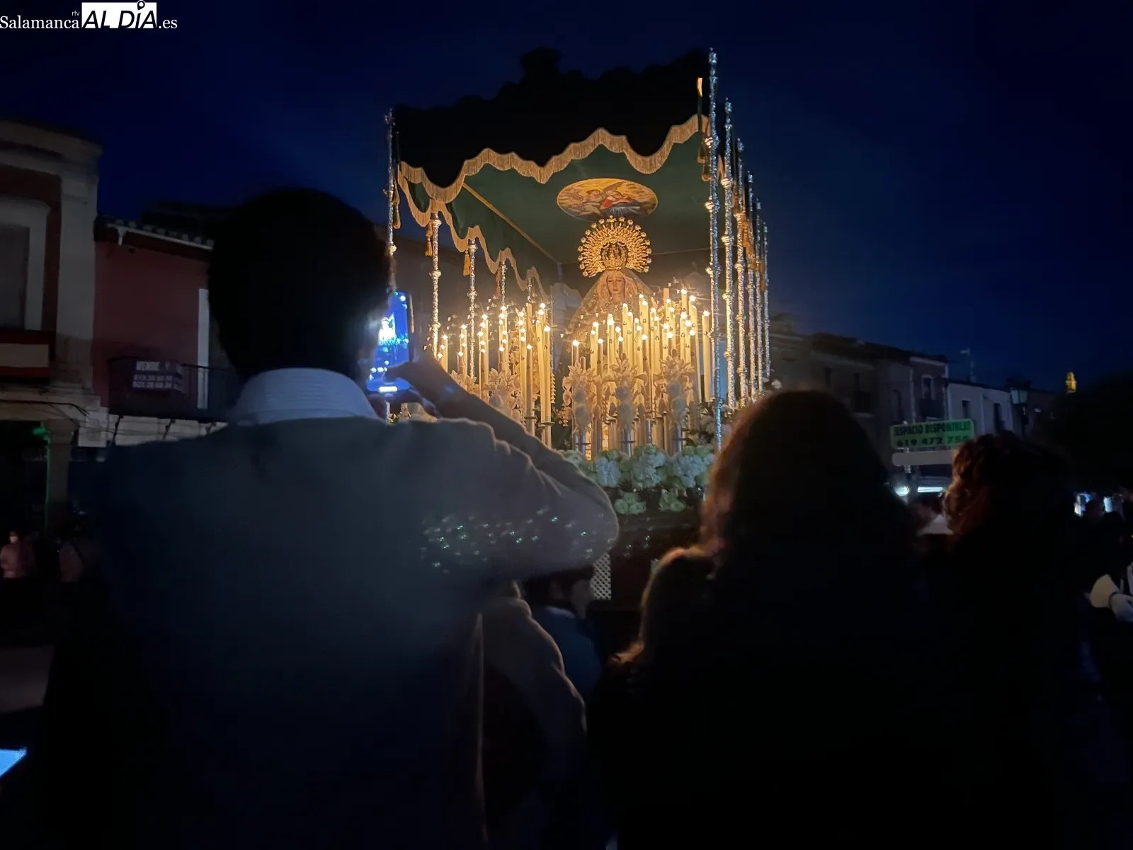 Foto 3 - El esperado Encuentro ha vuelto a la Plaza de Espa&ntilde;a este Jueves Santo, entre el silencio, la oscuridad y la oraci&oacute;n 