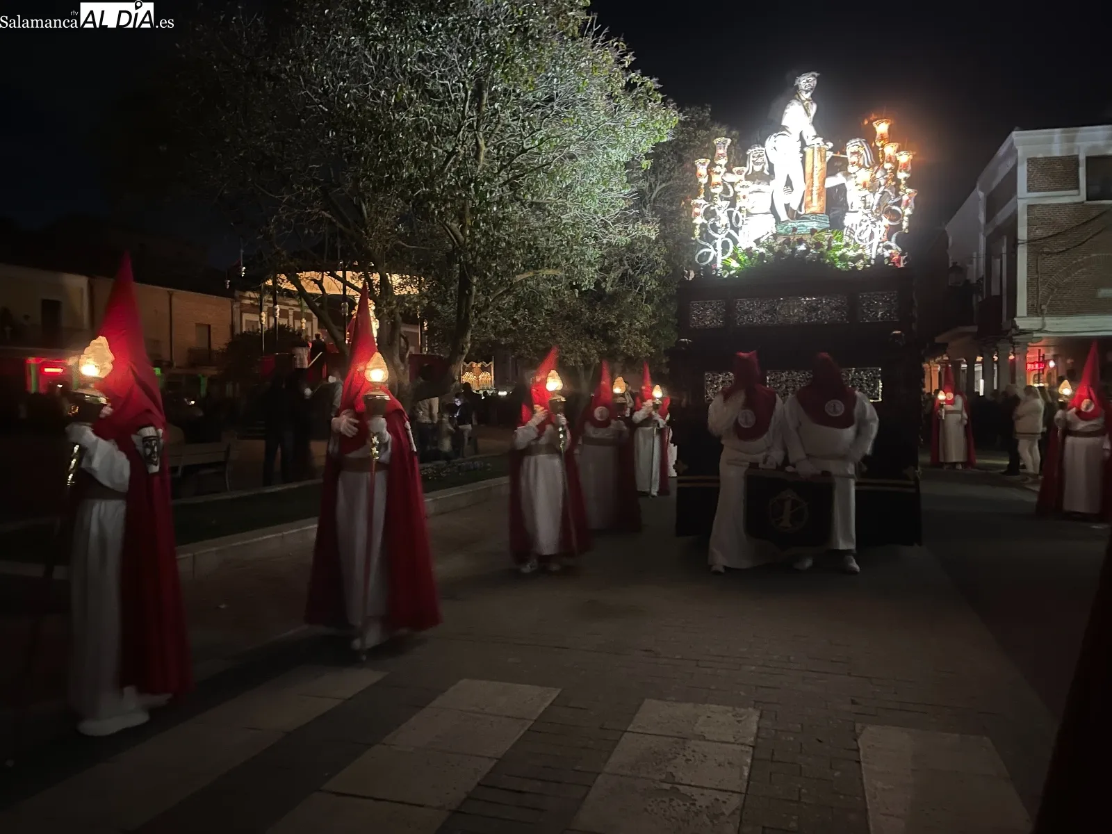 Foto 2 - El esperado Encuentro ha vuelto a la Plaza de Espa&ntilde;a este Jueves Santo, entre el silencio, la oscuridad y la oraci&oacute;n 