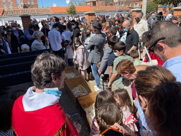 Foto 11 - La historica y pe&ntilde;arandina Procesi&oacute;n de la Vela se hace mutitudinaria en su vuelta este Viernes Santo