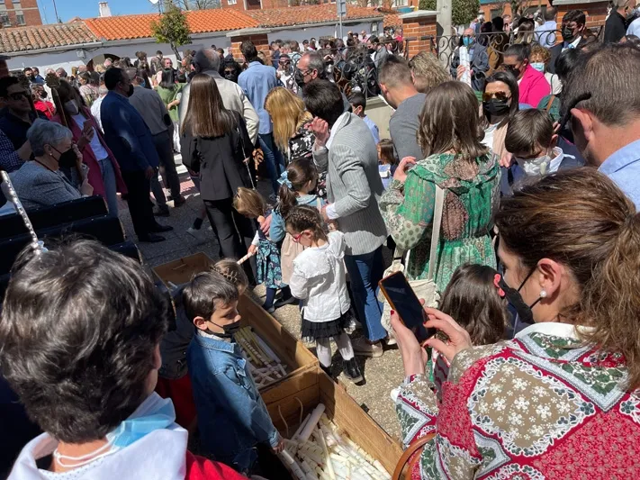 Foto 10 - La historica y pe&ntilde;arandina Procesi&oacute;n de la Vela se hace mutitudinaria en su vuelta este Viernes Santo