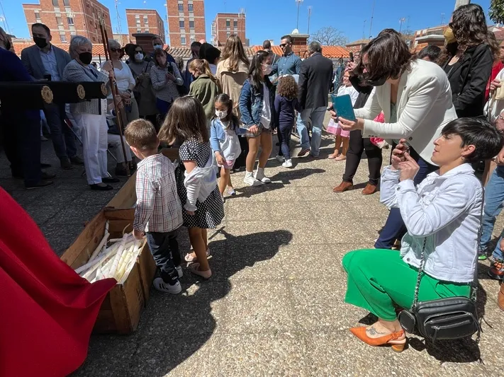 Foto 5 - La historica y pe&ntilde;arandina Procesi&oacute;n de la Vela se hace mutitudinaria en su vuelta este Viernes Santo