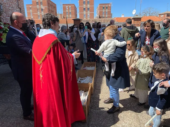 Foto 2 - La historica y pe&ntilde;arandina Procesi&oacute;n de la Vela se hace mutitudinaria en su vuelta este Viernes Santo