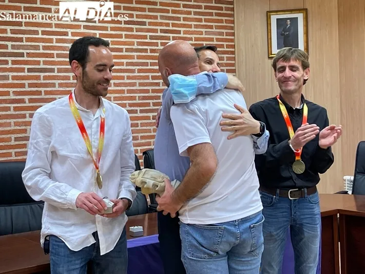 Los campeones de España de Maratón por equipos han vivido un emotivo recibimiento en Macotera