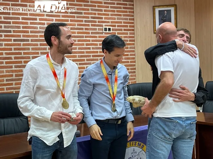 Los campeones de España de Maratón por equipos han vivido un emotivo recibimiento en Macotera