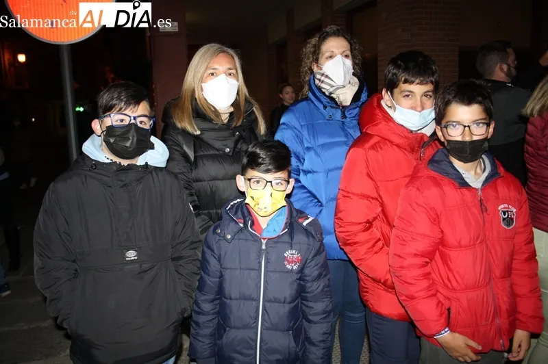 Foto 10 - La Penitencia Nazarena llena las calles de p&uacute;blico y oraci&oacute;n en la madrugada 
