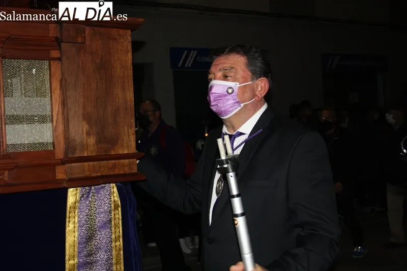 Foto 8 - La Penitencia Nazarena llena las calles de p&uacute;blico y oraci&oacute;n en la madrugada 