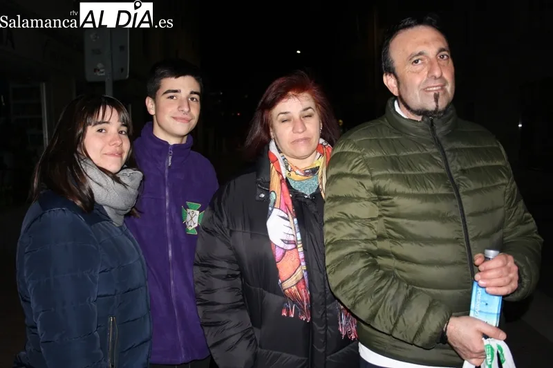Foto 6 - La Penitencia Nazarena llena las calles de p&uacute;blico y oraci&oacute;n en la madrugada 