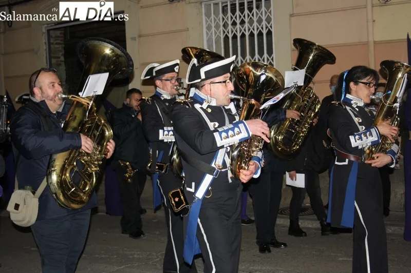 Foto 5 - La Penitencia Nazarena llena las calles de p&uacute;blico y oraci&oacute;n en la madrugada 