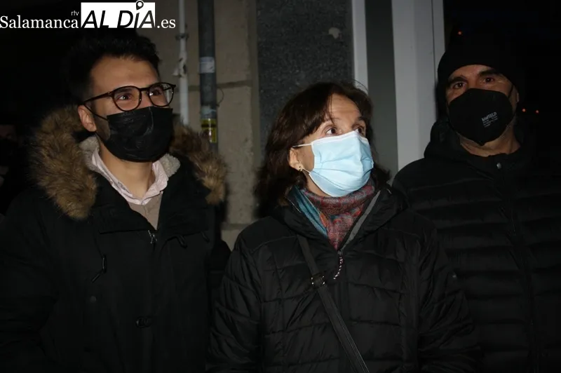 Foto 4 - La Penitencia Nazarena llena las calles de p&uacute;blico y oraci&oacute;n en la madrugada 