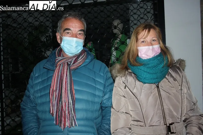 Foto 3 - La Penitencia Nazarena llena las calles de p&uacute;blico y oraci&oacute;n en la madrugada 