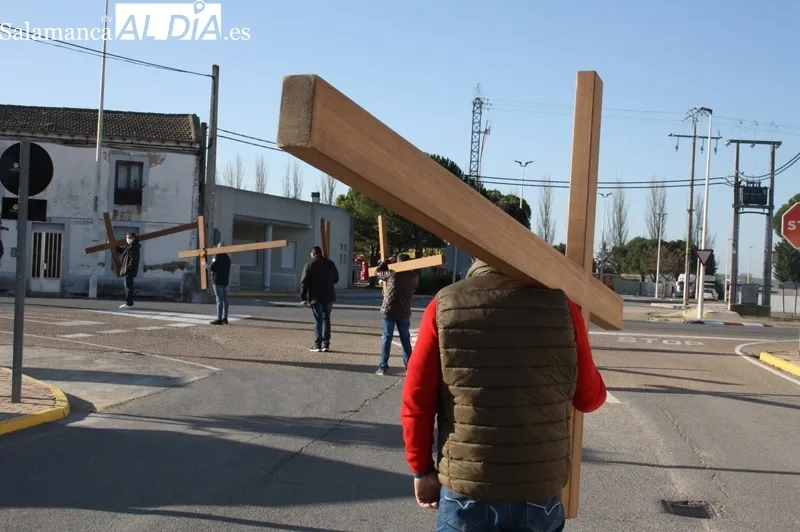 Los hombres de Villoria han realizado su histórico Vía Crucis del Viernes Santo
